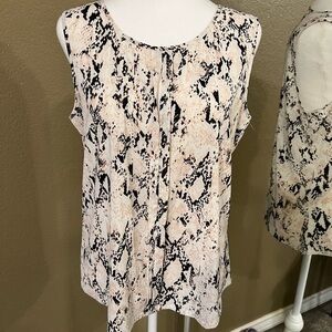 Calvin Klein Woman’s Top Blouse Sleeveless Size Small Gently Used White/Black
